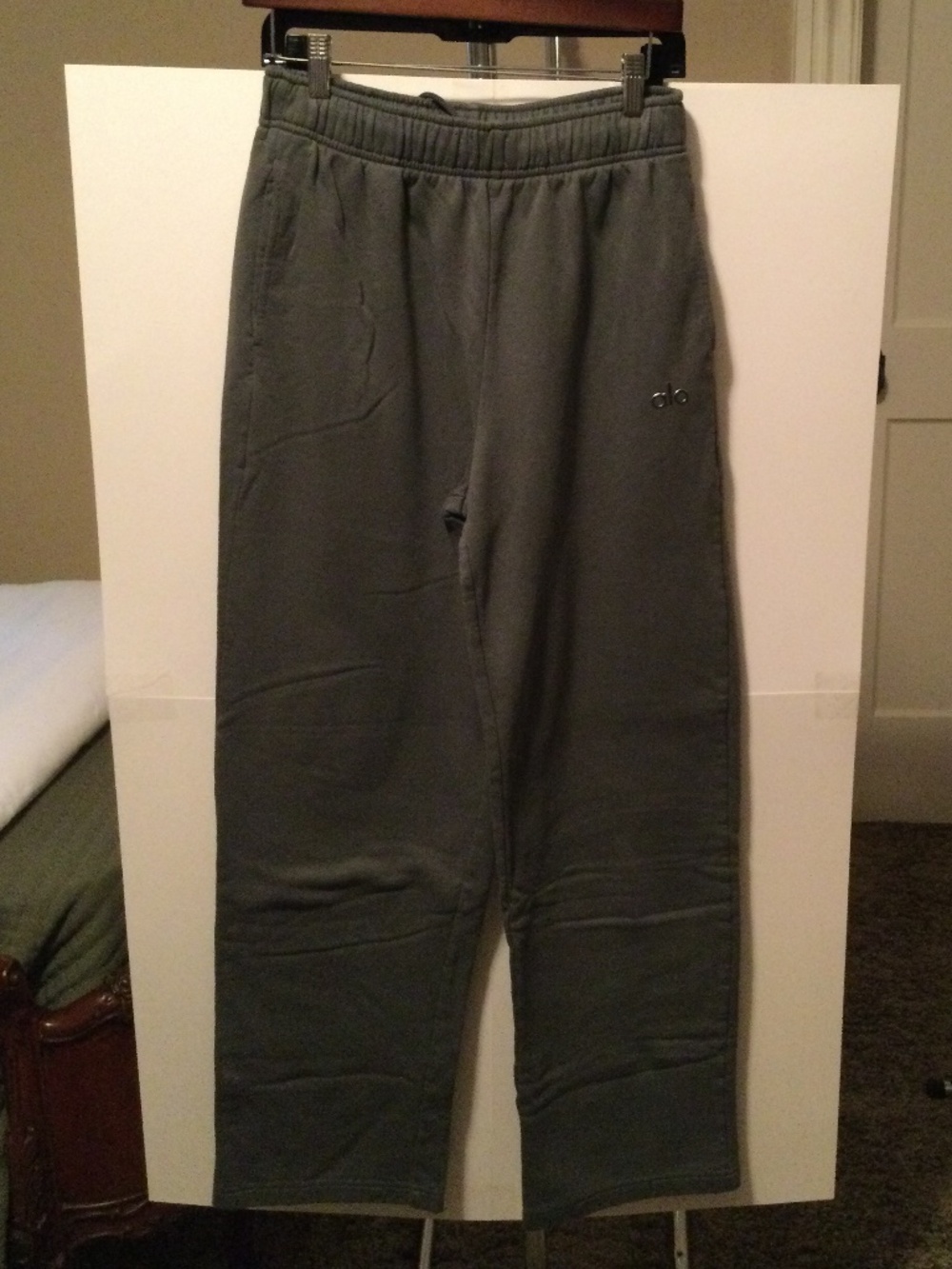 Alo Yoga Accolade Straight Leg Sweatpant In green